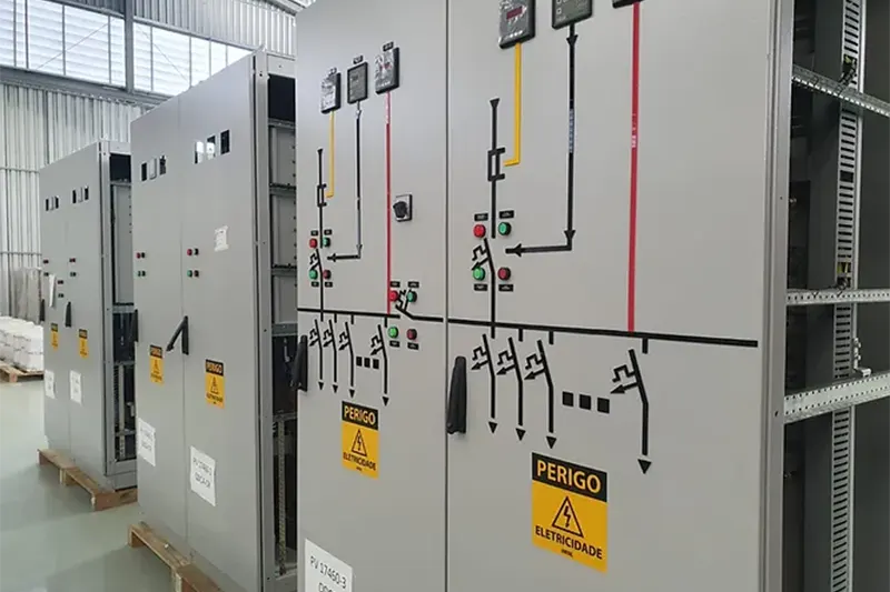 A importância dos painéis elétricos AC/DC na eficiência e confiabilidade dos sistemas elétricos